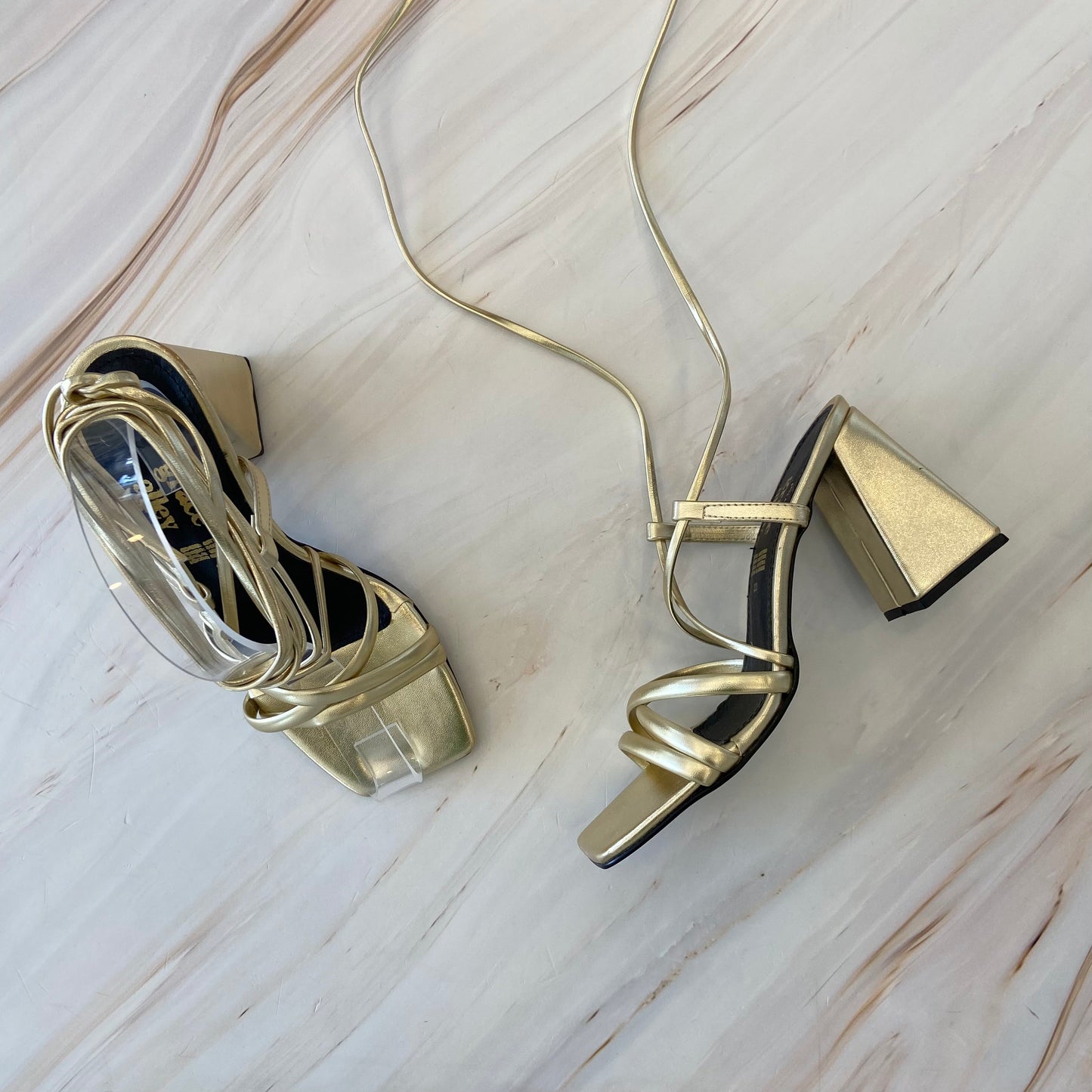 Zapatilla metalico de tacon triangular 810
