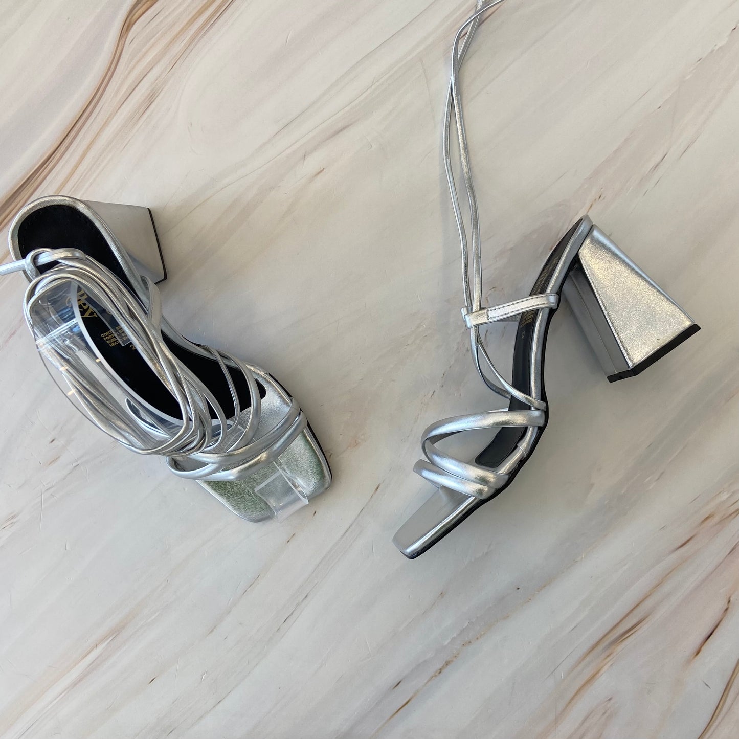 Zapatilla metalico de tacon triangular 810