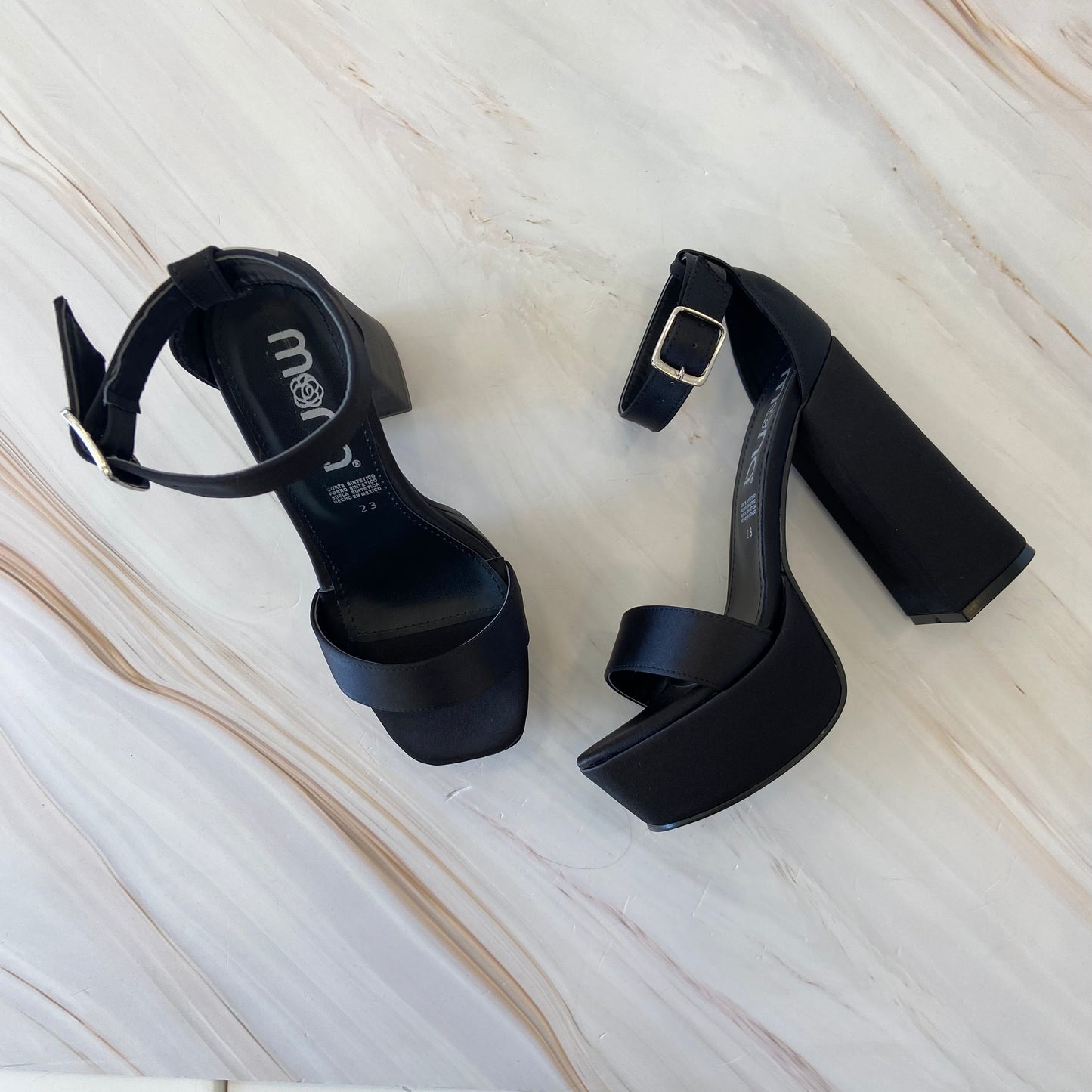 Zapatilla con tacón ancho 109
