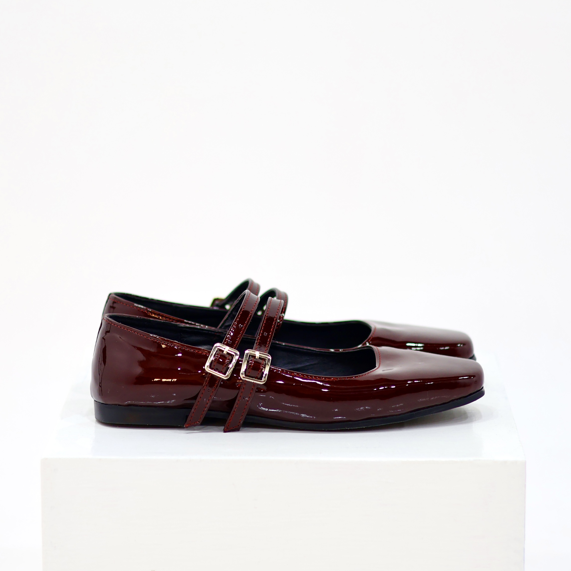 Flats de charol con correas 810