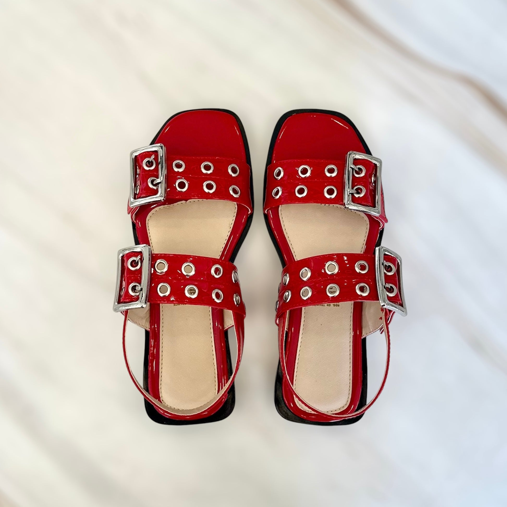 Sandalia de charol con hebillas 020
