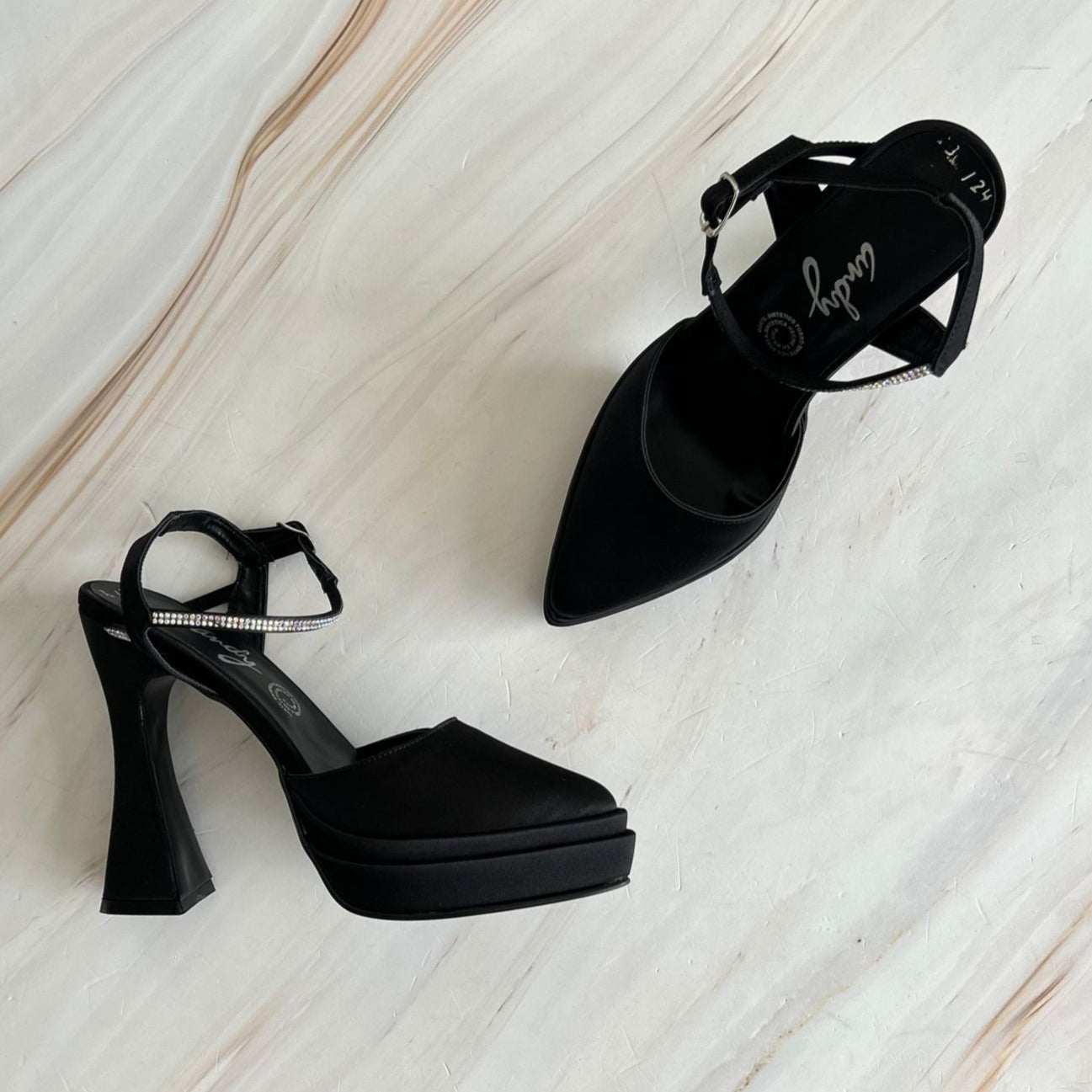 Zapatilla Color Negro de Tira con Brillos Tornasol 124