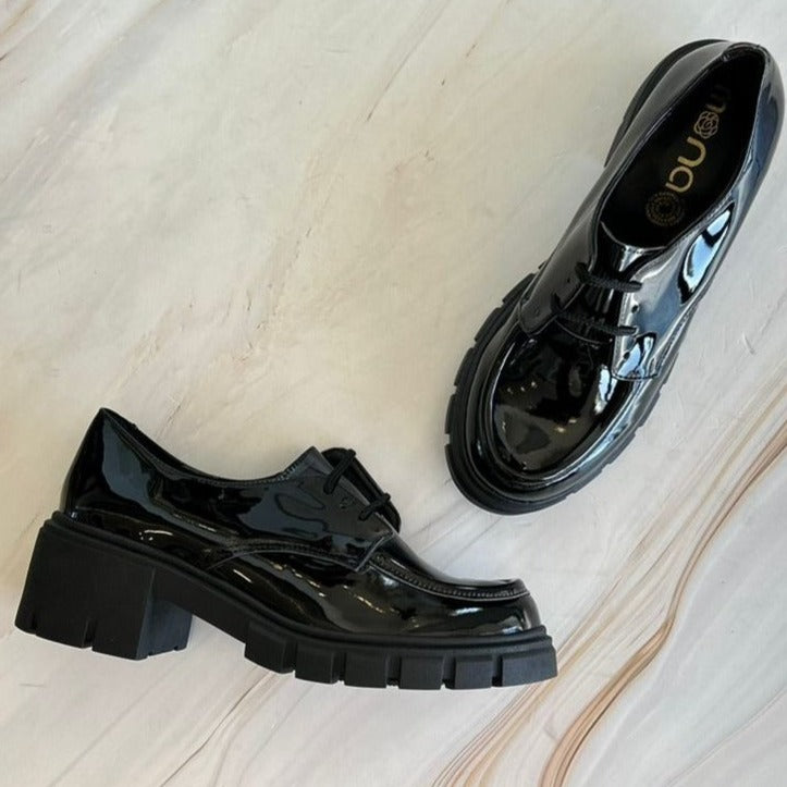 Mocasin Negro de Charol con cordón 1700