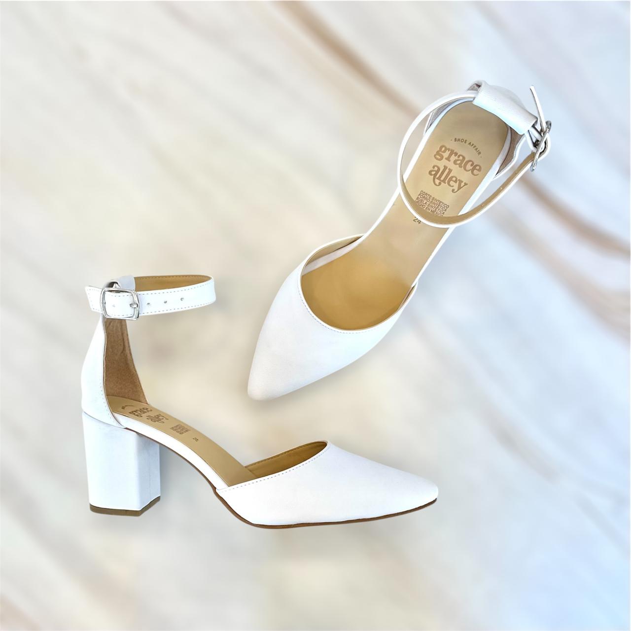 Zapatilla con Diseño en Pico de Tacón Cuadrado 794