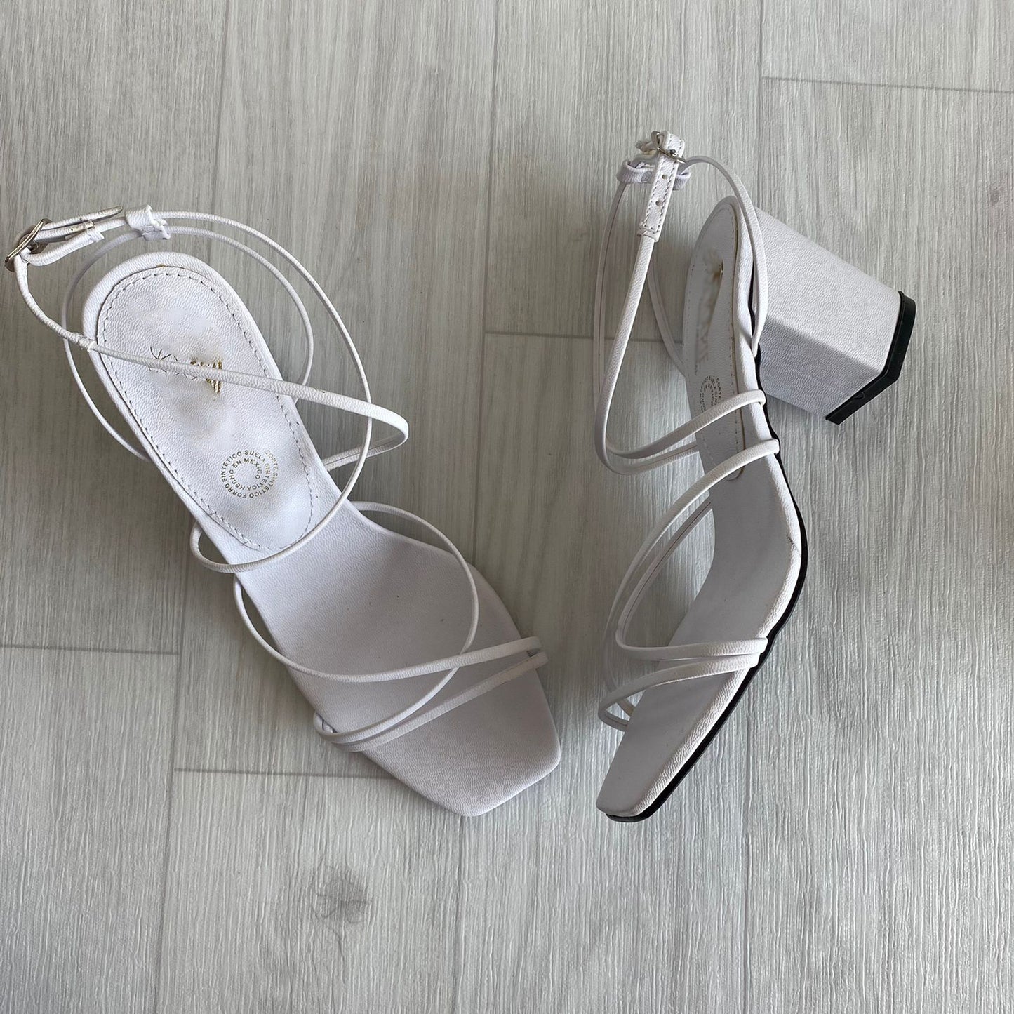 Zapatilla de Tiras y Tacón Bajo 001