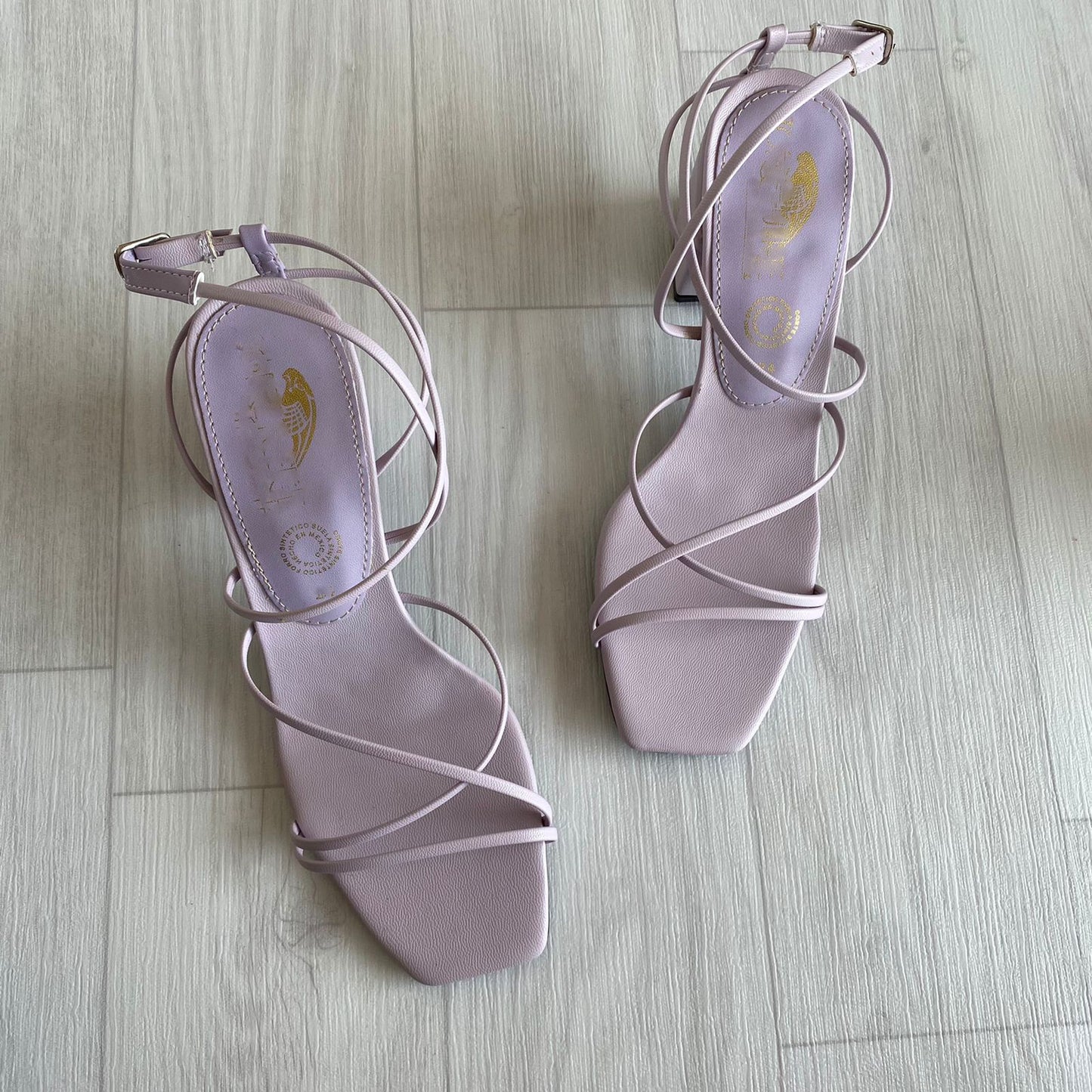 Zapatilla de Tiras y Tacón Bajo 001