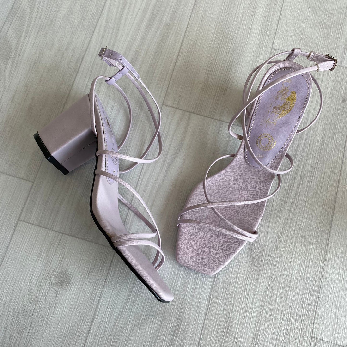 Zapatilla de Tiras y Tacón Bajo 001