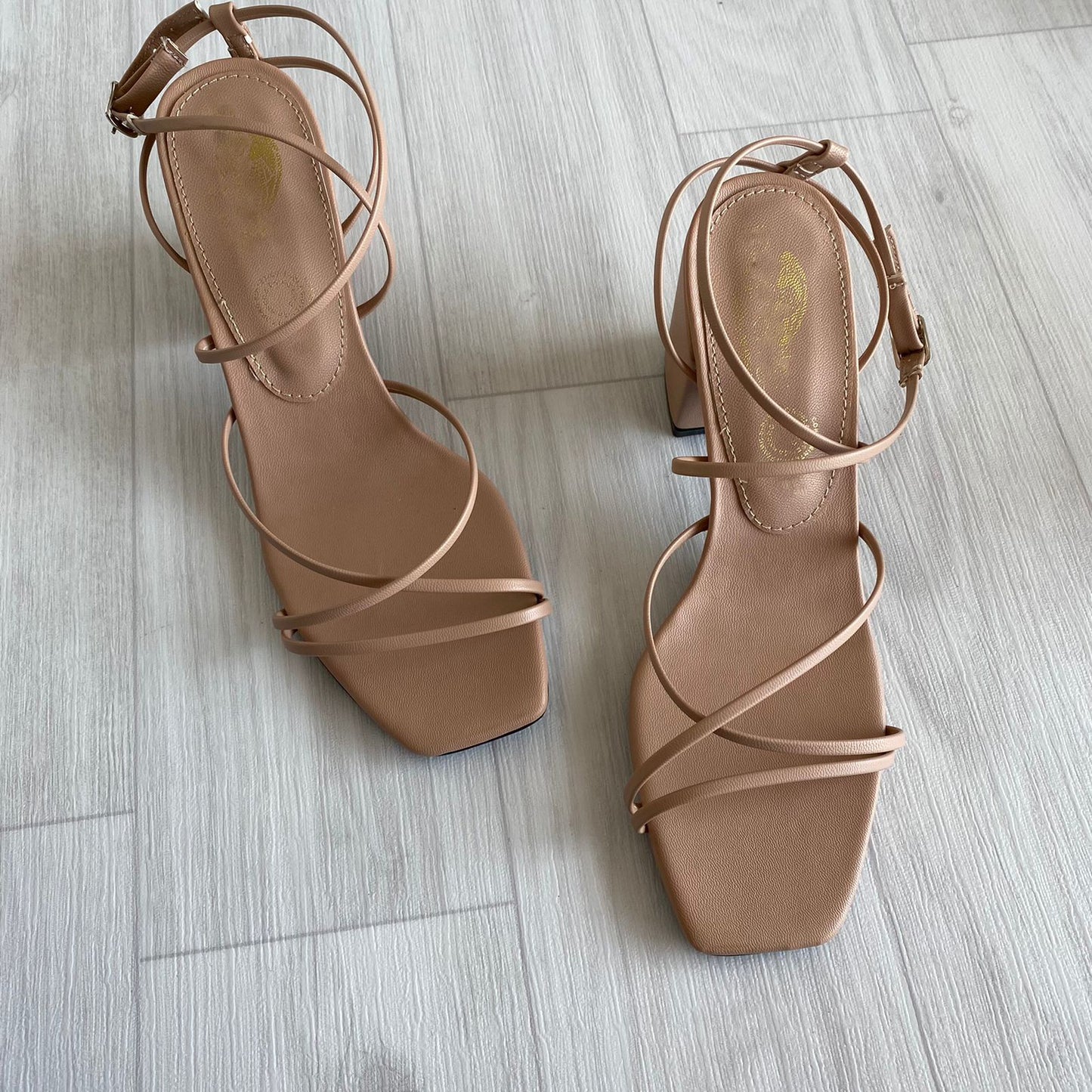 Zapatilla de Tiras y Tacón Bajo 001