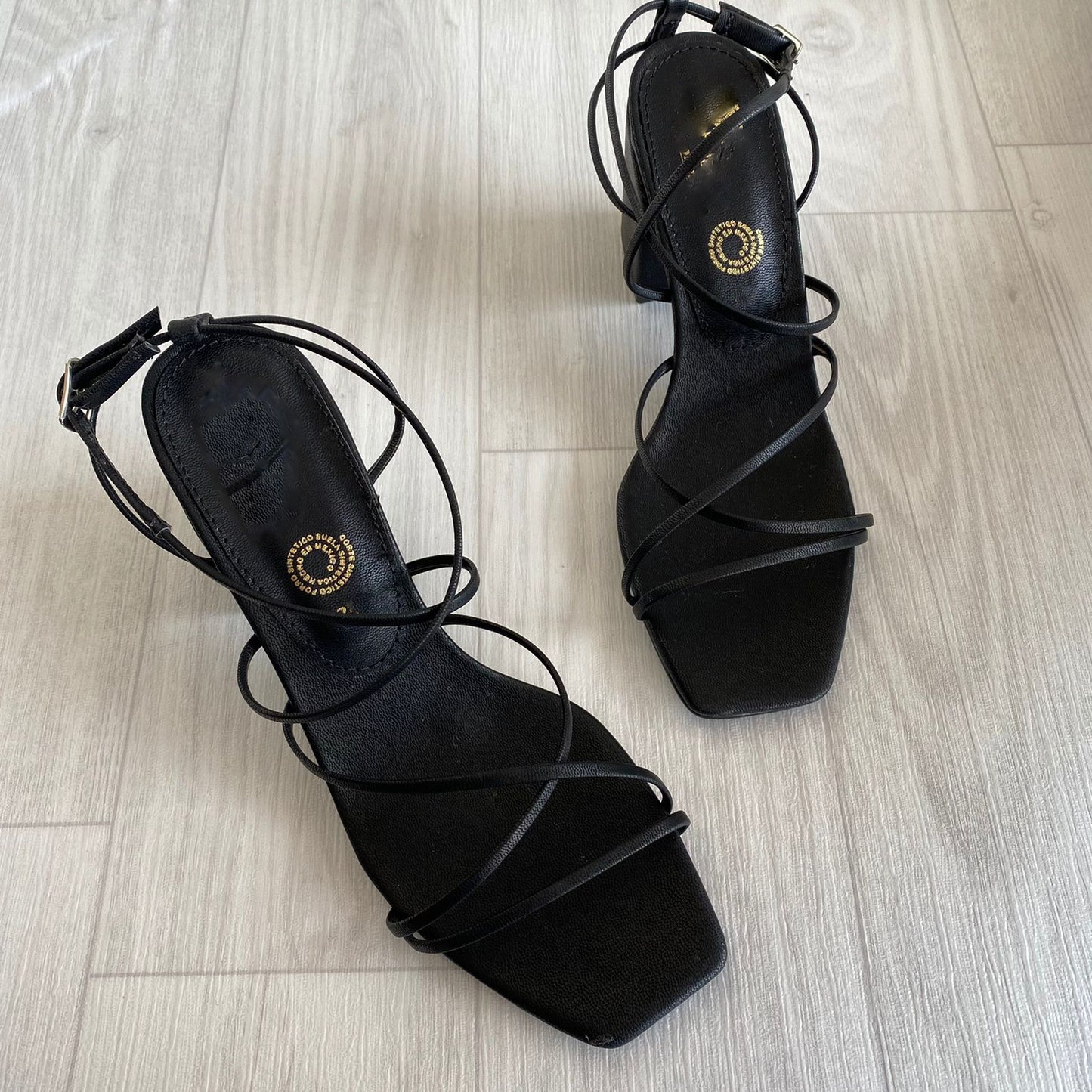 Zapatilla de Tiras y Tacón Bajo 001