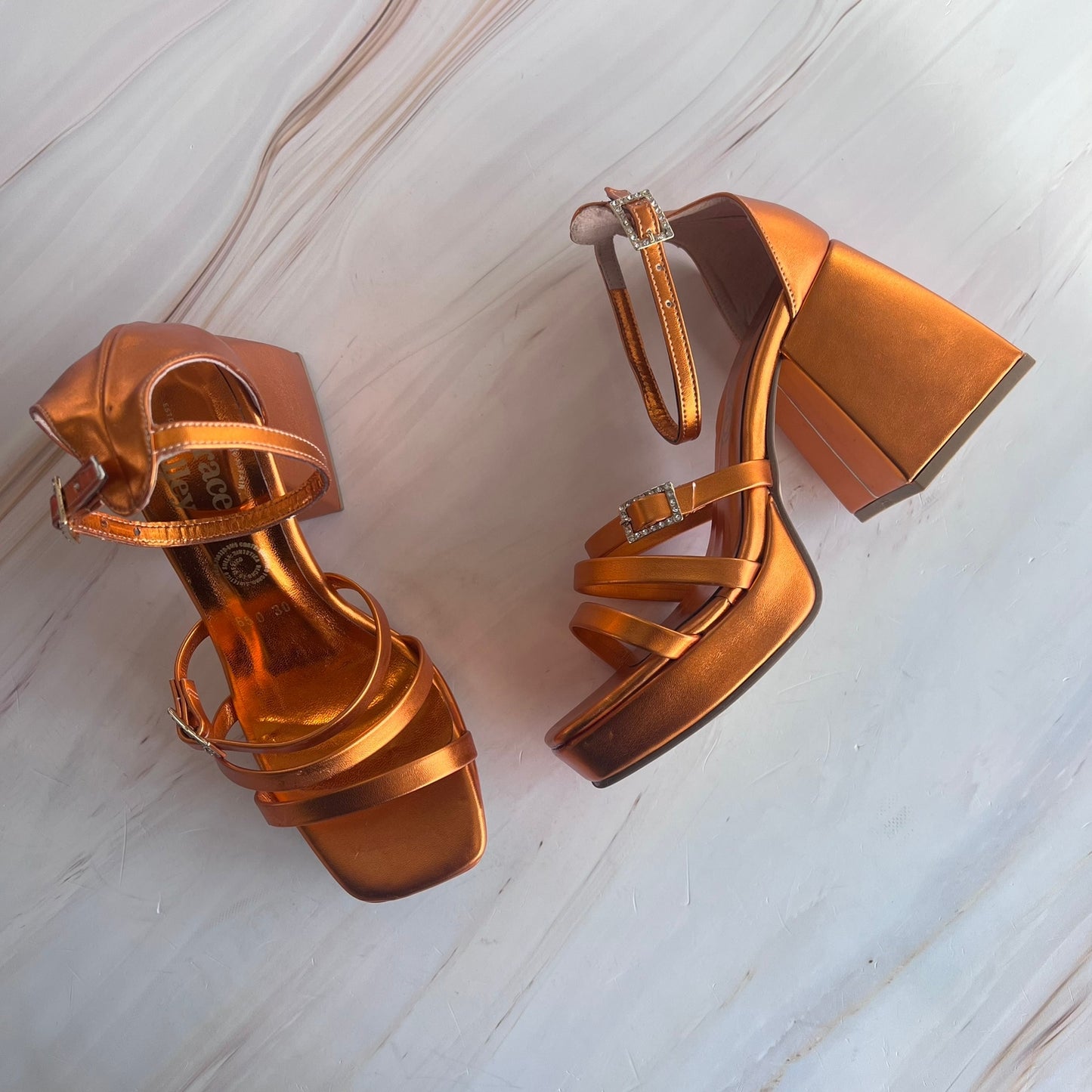 Zapatilla metálica con tacón ancho 650