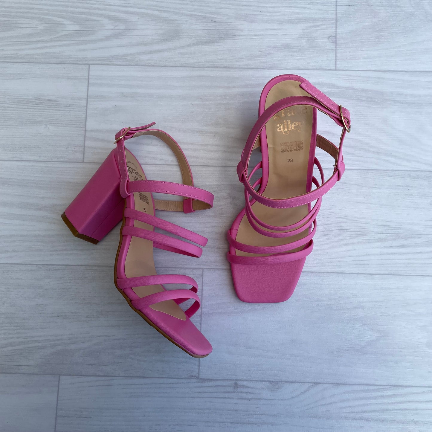 Zapatilla de Tacón Ancho y Tiras 390