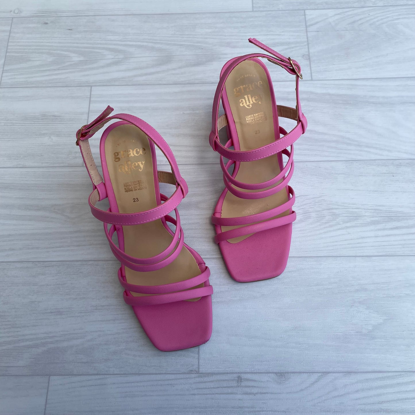 Zapatilla de Tacón Ancho y Tiras 390