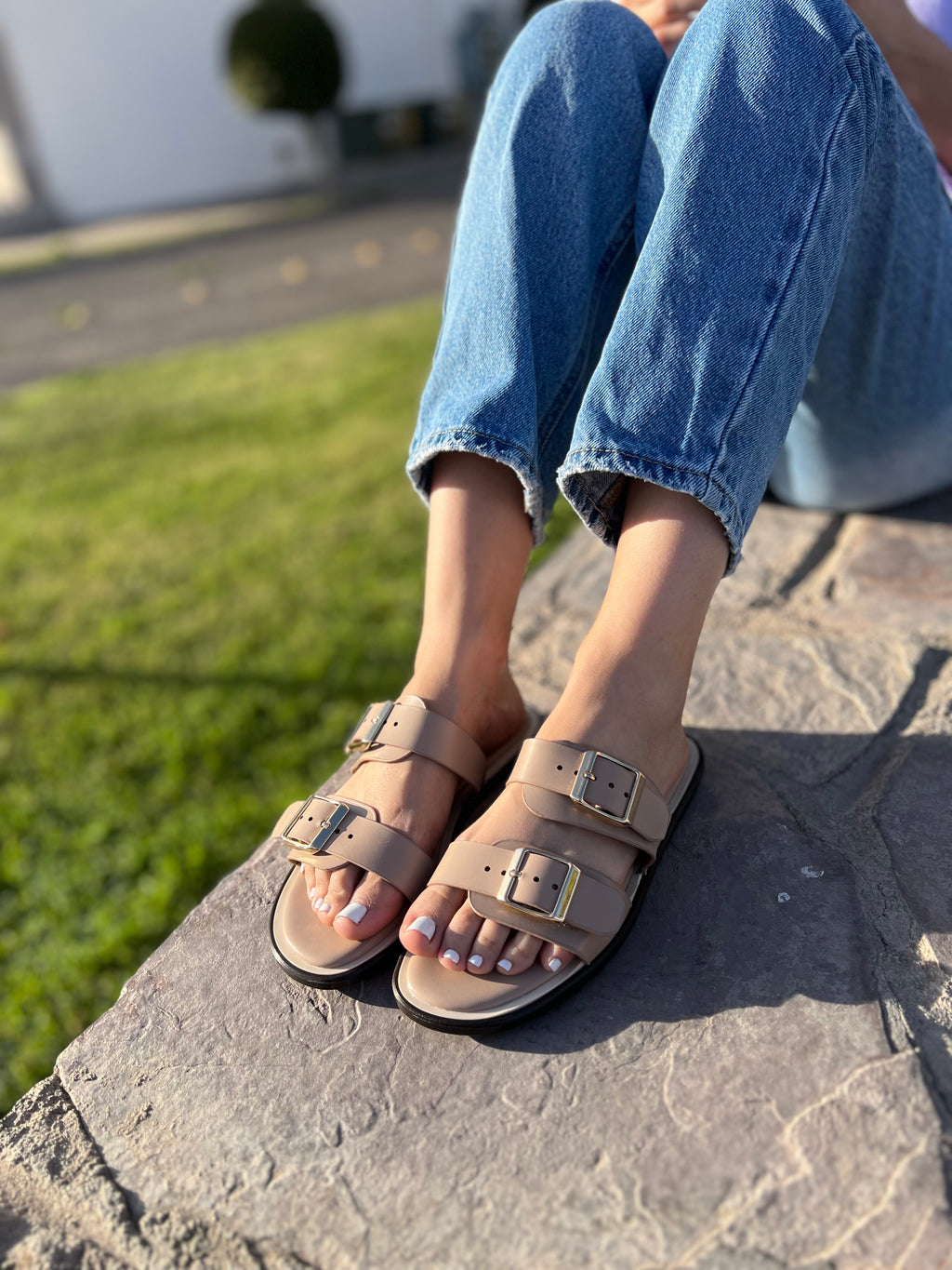 Sandalia con hebillas 200