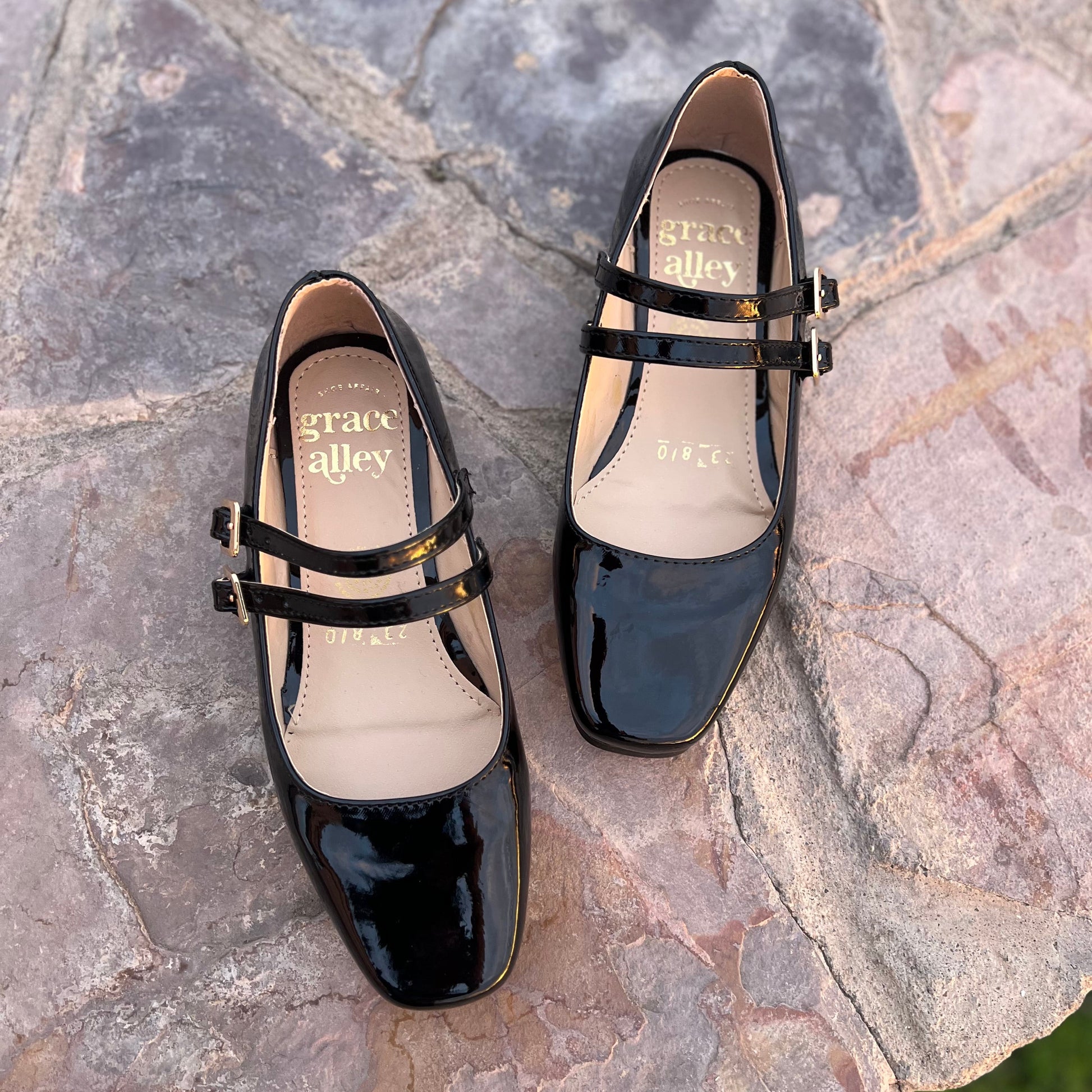 Flats de charol con correas 810