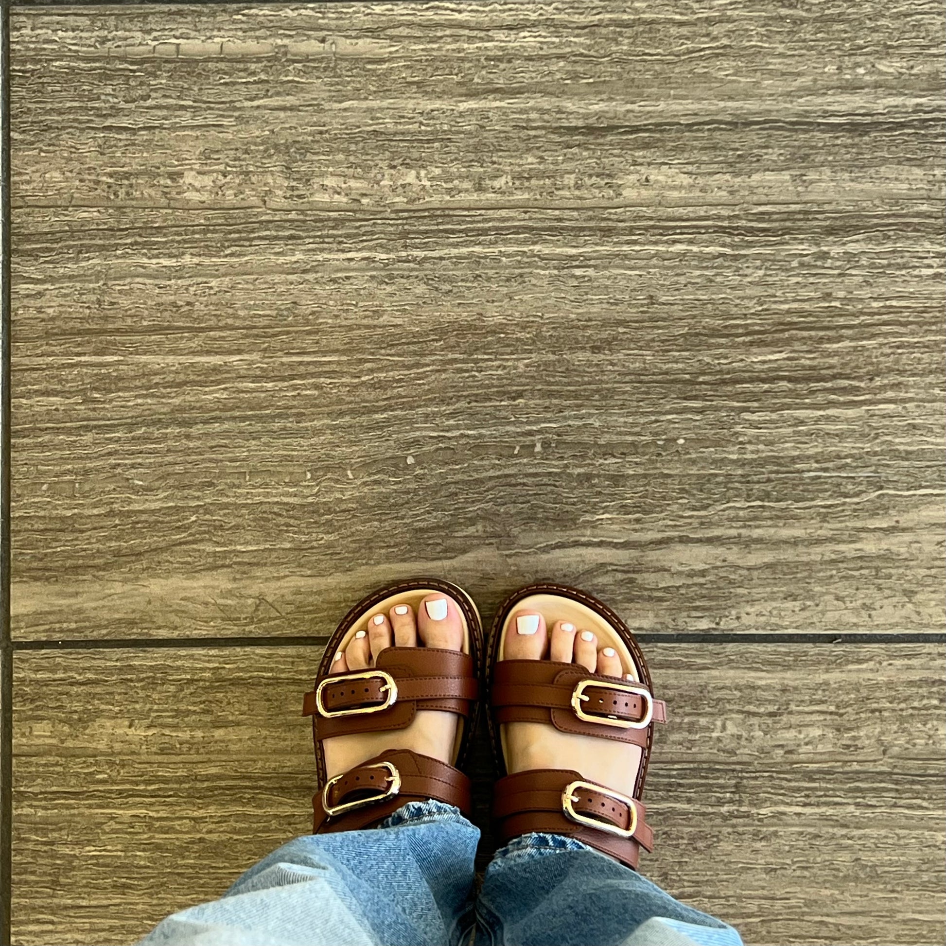 Sandalia de hebillas 808