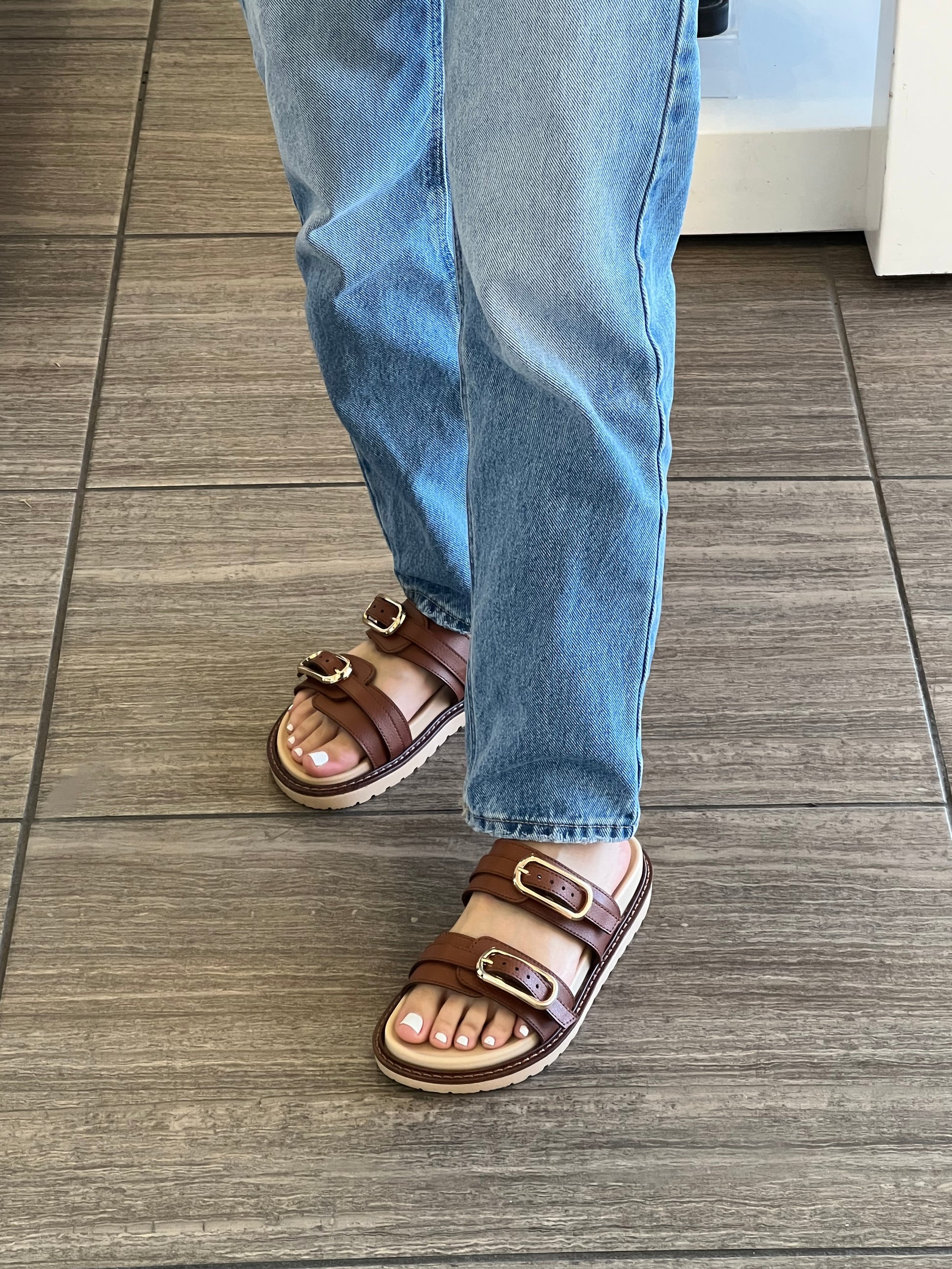 Sandalia de hebillas 808