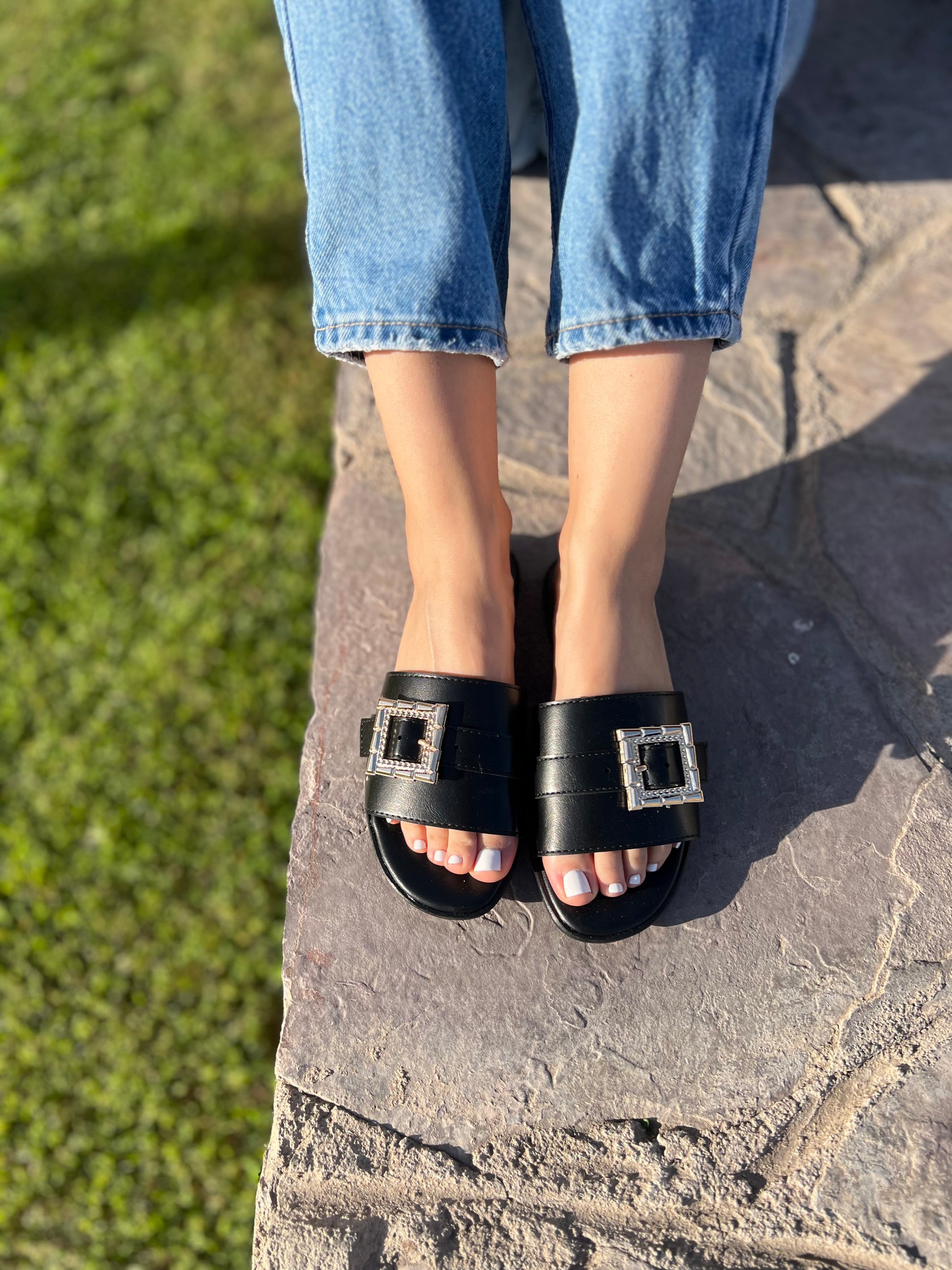 Sandalia con hebilla 9011