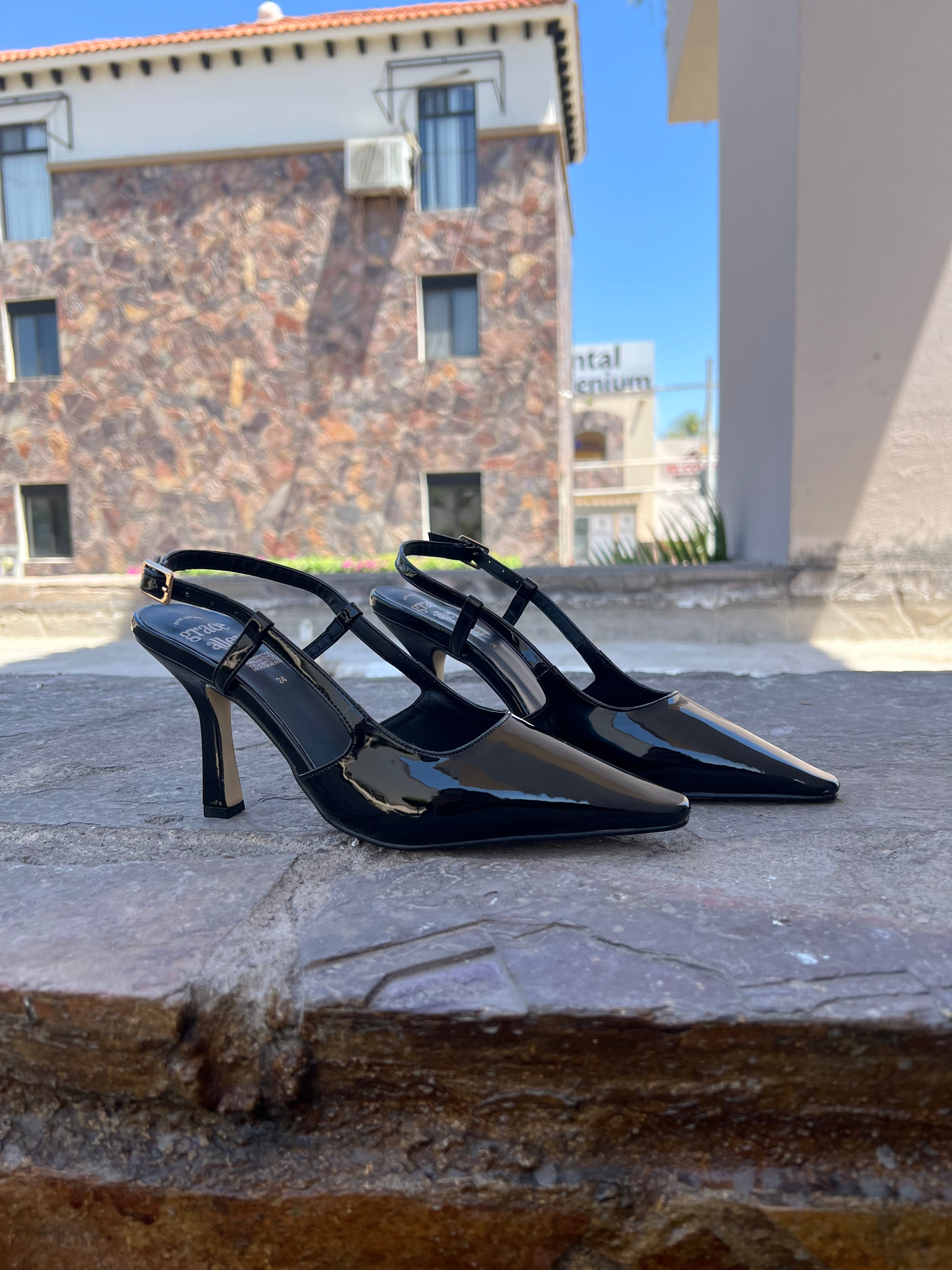 Zapatilla de charol 132
