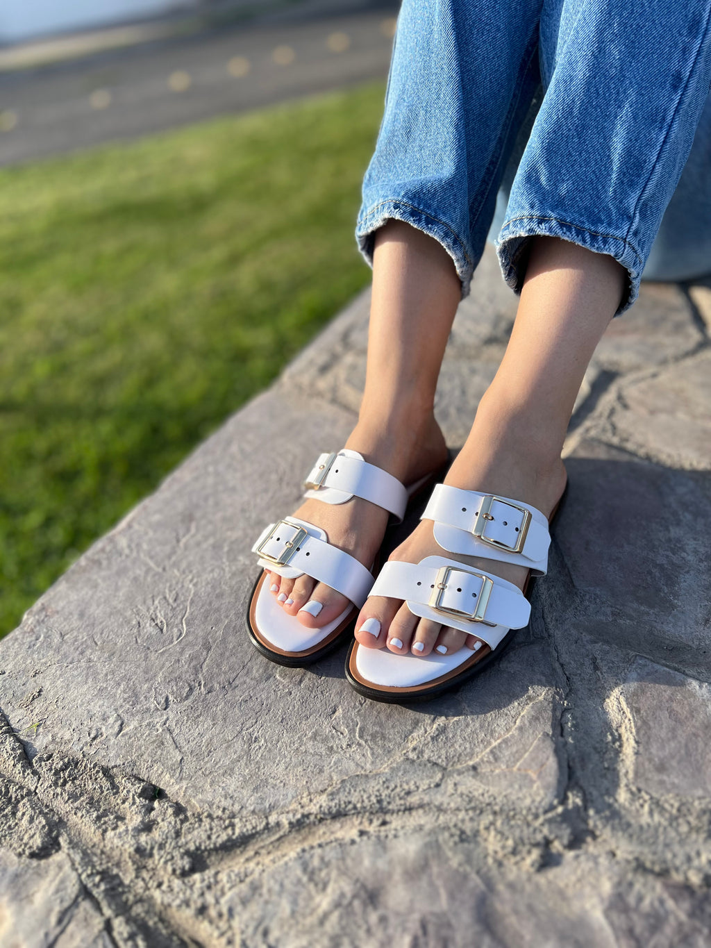 Sandalia con hebillas 200