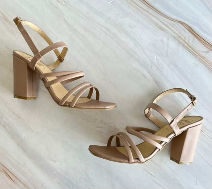 Zapatilla de Tacón Ancho y Tiras 390