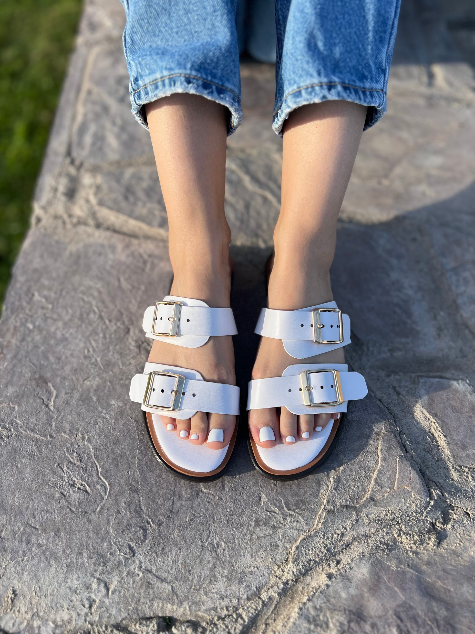 Sandalia con hebillas 200