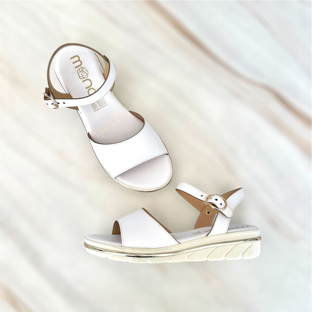 Sandalia con detalle dorado 902