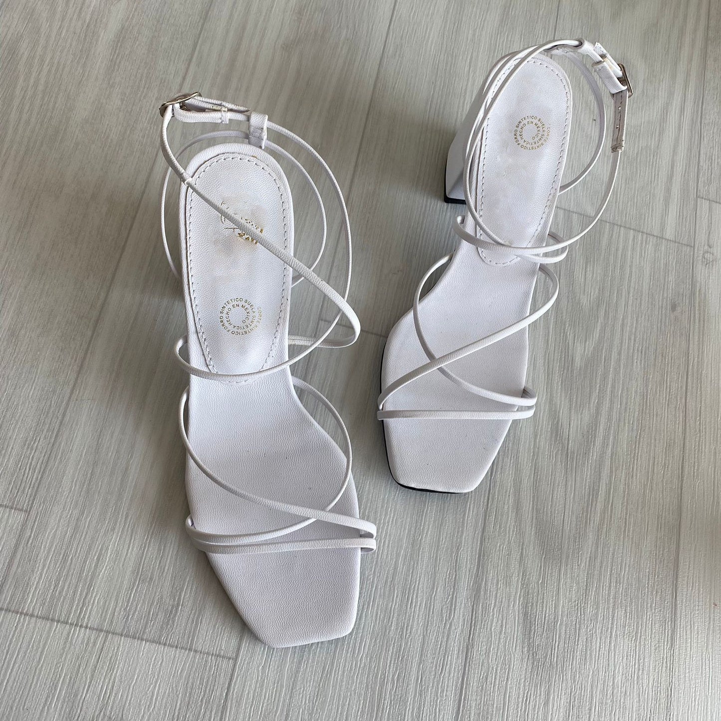 Zapatilla de Tiras y Tacón Bajo 001
