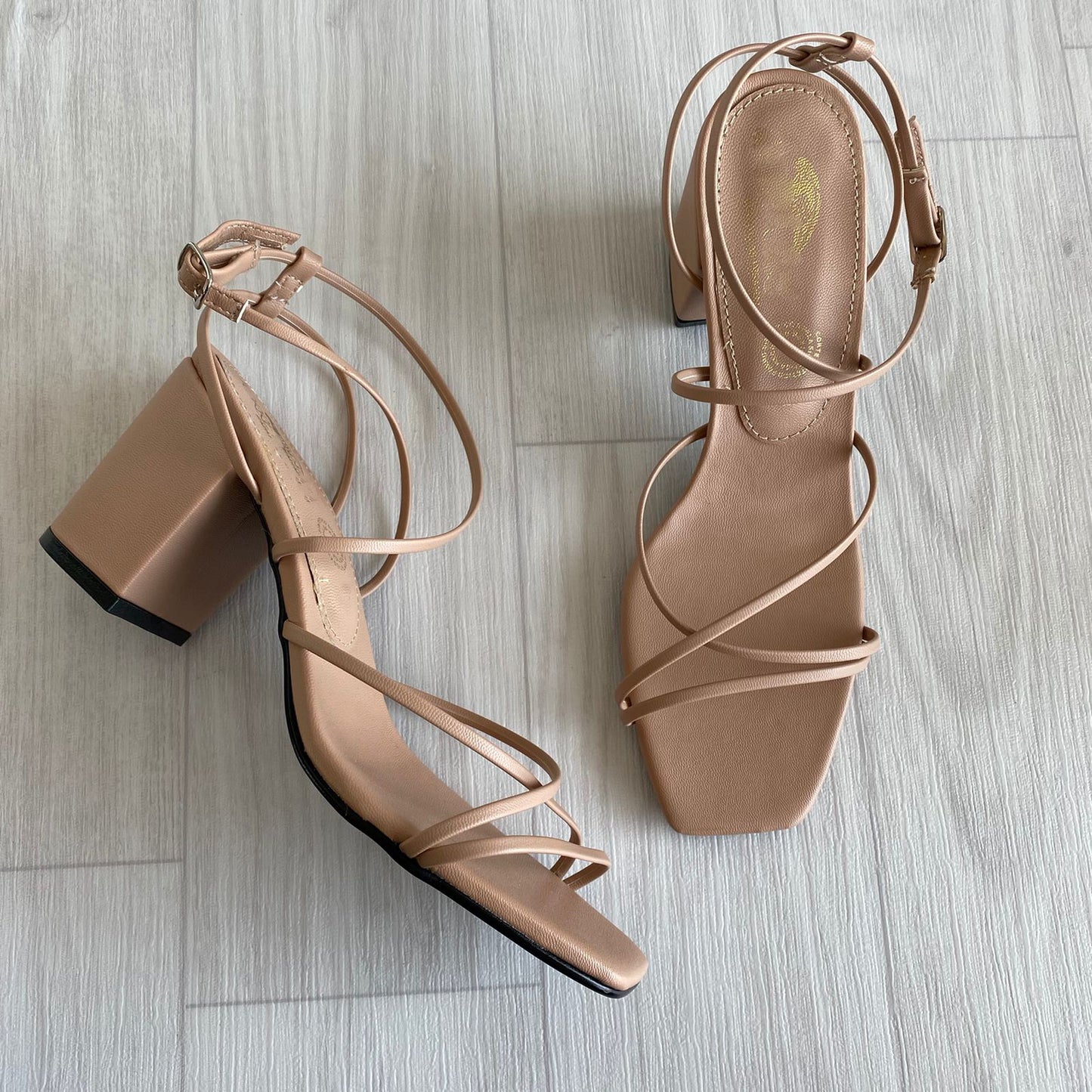 Zapatilla de Tiras y Tacón Bajo 001