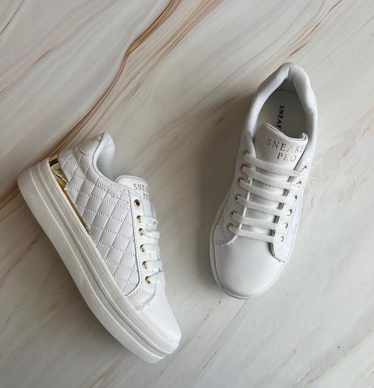Tenis con detalles dorados SS015
