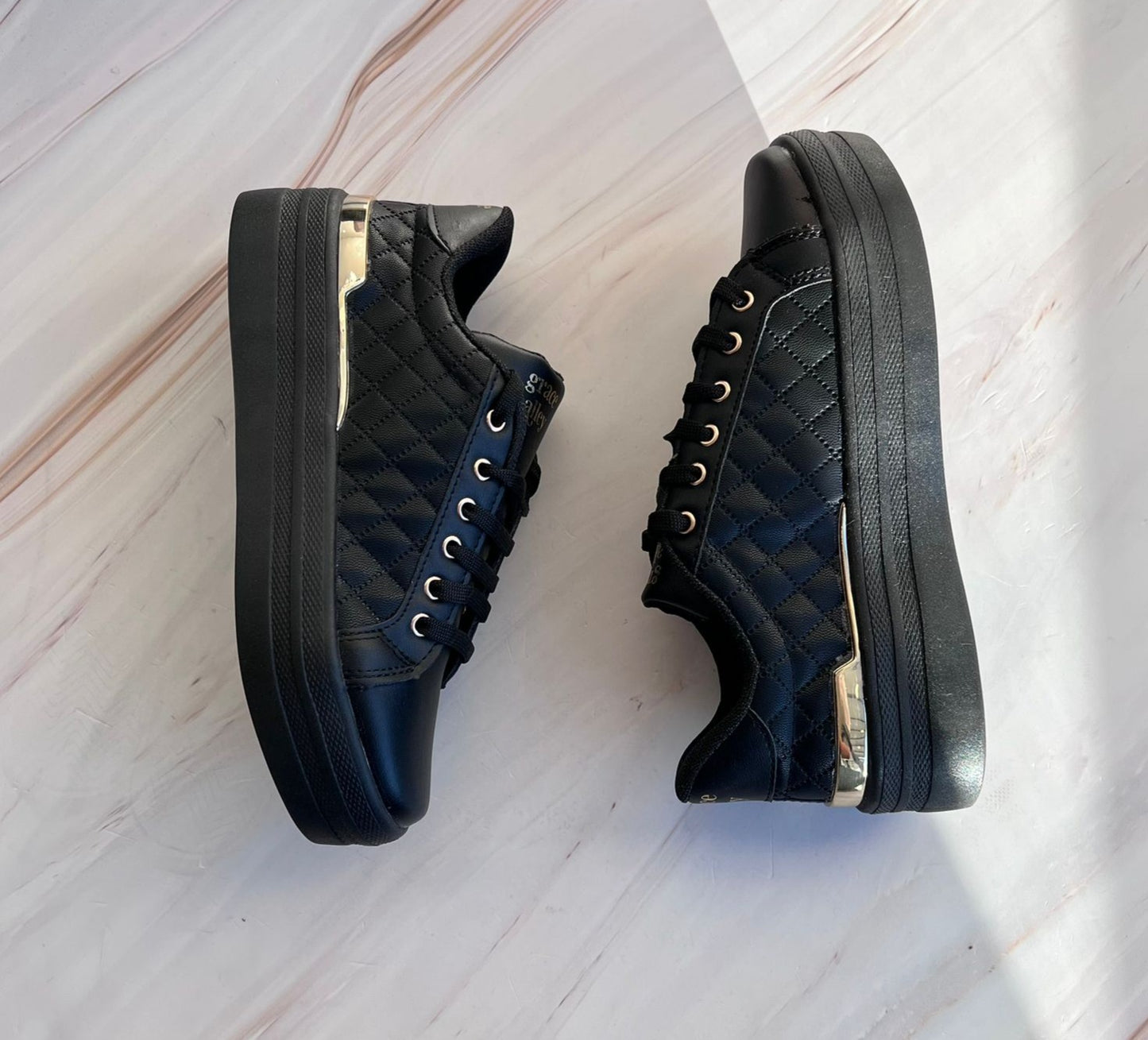 Tenis con detalles dorados SS015