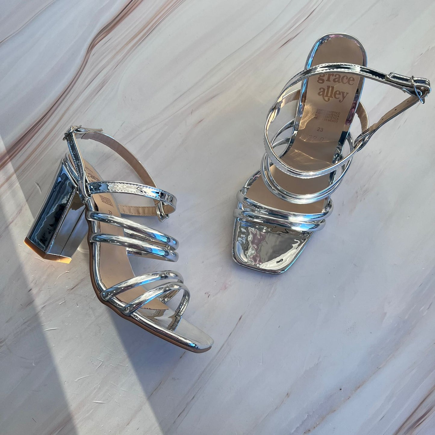 Zapatilla de Tacón Ancho y Tiras 390