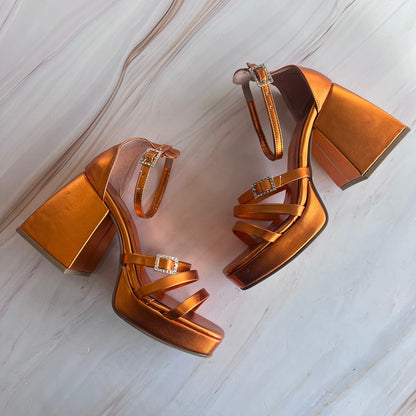 Zapatilla metálica con tacón ancho 650