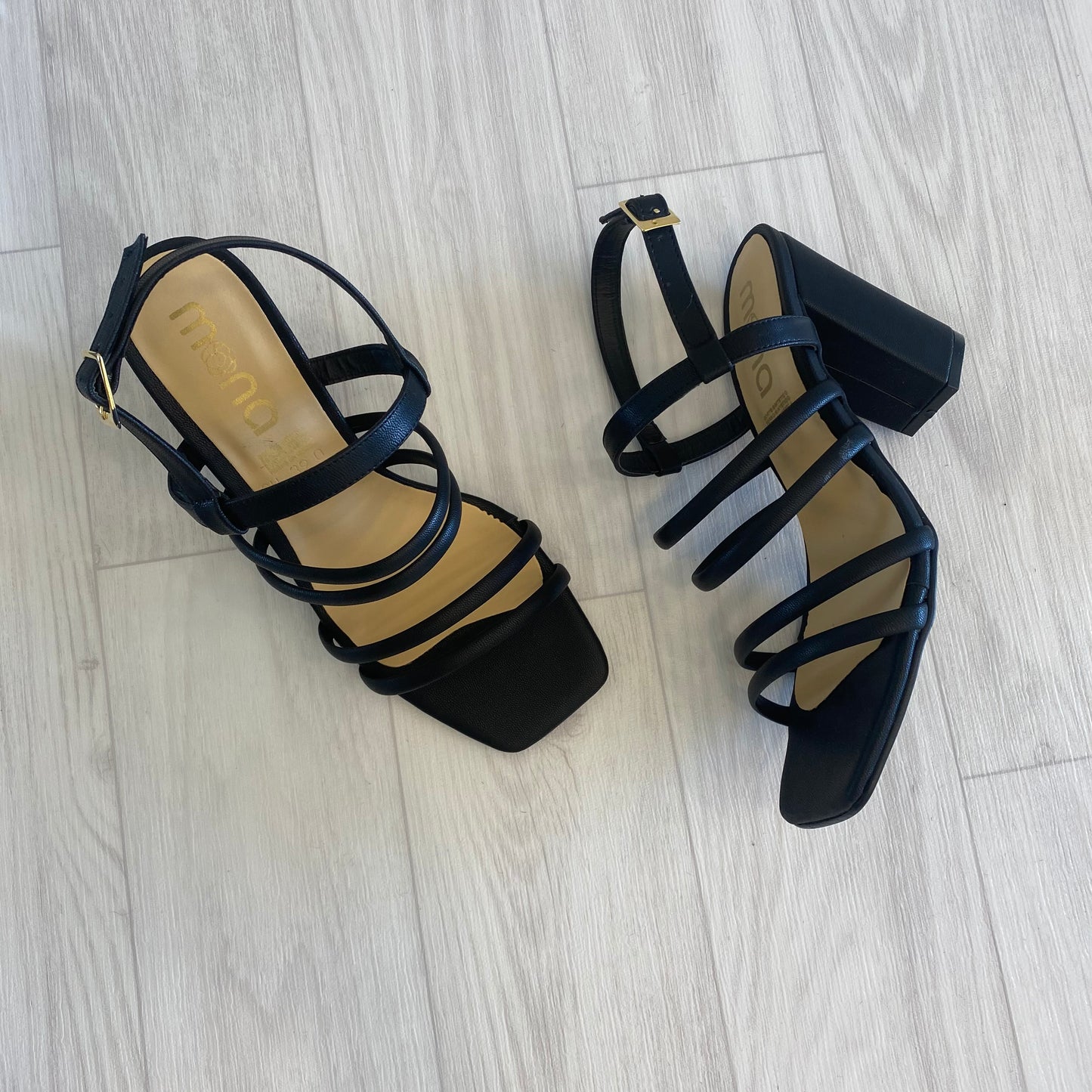Zapatilla de Tacón Ancho y Tiras 390